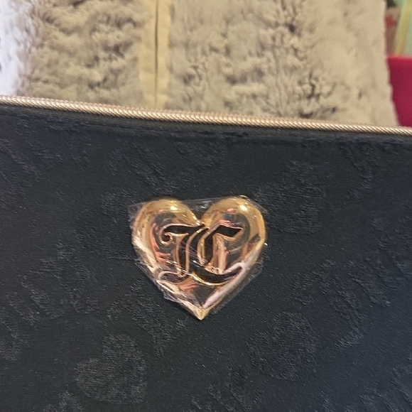 Juicy couture Elegant Black Heart-Accent Cosmetic Bag - Picture 2 of 7